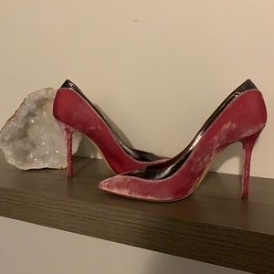 Gorgeous Pink Velvet Silver Trim Designer Malone Souliers. Retail $225. Size 9.5